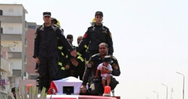 بالصور.. الطفل ياسين نجل الشهيد أحمد عبد الفتاح يتقدم الجنازة العسكرية لوالده بقنا