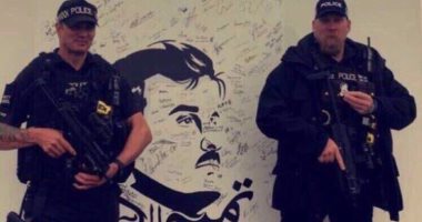 الدعم بالإكراه.. عساكر تركيا يجبرون القطريين على التوقيع فوق جداريات تميم