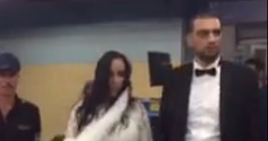 بالفيديو.. عروسان يستقلان مترو الأنفاق ليلة زفافهما