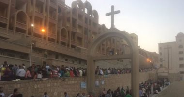 بالصور.. توافد المواطنين للاحتفال بمولد "العذراء" بدير درنكة فى أسيوط