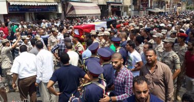 بالصور.. المئات يؤدون الصلاة على شهيد بورسعيد ويشيعون الجثمان فى جنازة عسكرية