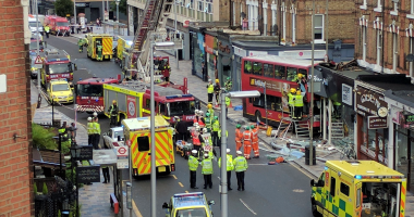 بالصور.. عملية إنقاذ مصابى حادث اصطدام حافلة فى لندن بمبنى