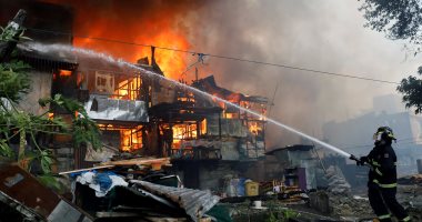 بالصور.. حريق ضخم فى منطقة سكنية بمانيلا بعد هزة أرضية ضربت الفلبين