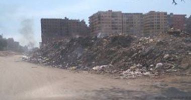 بالصور..أكوام القمامة تهدد حياة الأهالى بشارع الفايز فى جسر السويس