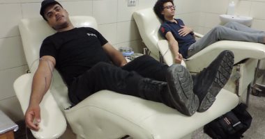 بالصور.. مجندو قوات الأمن بالإسكندرية يتبرعون بالدم لمصابى حادث القطارين