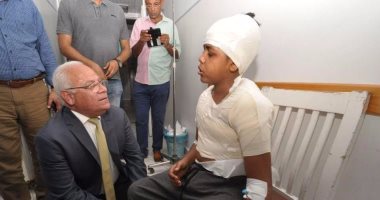 محافظ بورسعيد يزور مستشفى "آل سليمان" ويوجه بتحمل نفقات علاج طفل مريض بها