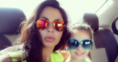 دوللى شاهين تنشر صورة جديدة مع ابنتها على إنستحرام