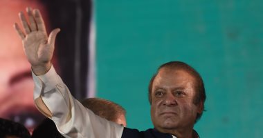 رئيس وزراء باكستان المعزول يعود لبلده للمثول أمام القضاء