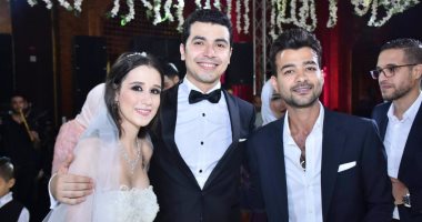 نجوم مسرح مصر ينشرون صورا جديدة من زفاف محمد أنور