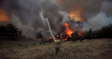 بالصور.. رجال الإطفاء يحاولون السيطرة على حريق غابات قرب أثينا
