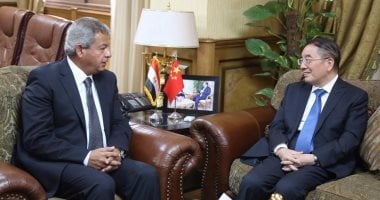 وزير الشباب والرياضة يستقبل السفير الصينى بالقاهرة