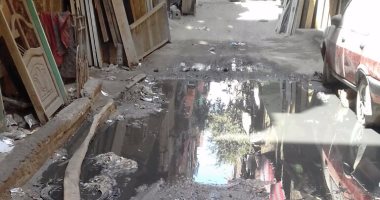 سكان عزبة النخل يحذرون من كارثة ملامسة مياه الصرف لكابل كهربائى