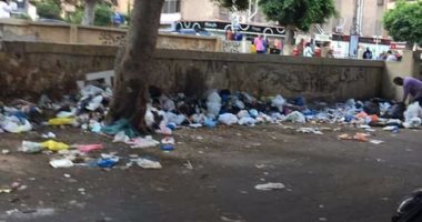 تلال القمامة تحاصر محطة ترام مصطفى كامل بالإسكندرية