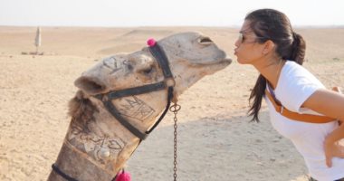 كورتنى كارداشيان تنشر صورة قبلتها لـ"جمل" بالأهرامات خلال زيارتها لمصر