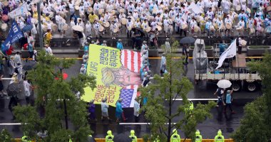 بالصور.. كوريا الجنوبية تحتفل بعيد الاستقلال وسط مظاهرات مطالبة بالسلام 
