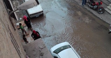قارئ يرصد كسر ماسورة مياه بـ"عين شمس".. و"مياه القاهرة" تدفع بسيارات شفط