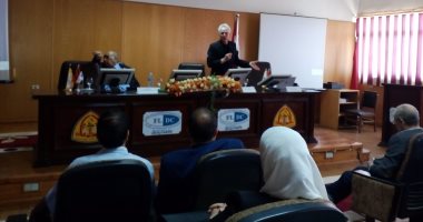 جون ريتشارد رادفورد استاذ العلاج التحفظي يلقي أولي محاضراته بجامعة الزقازيق