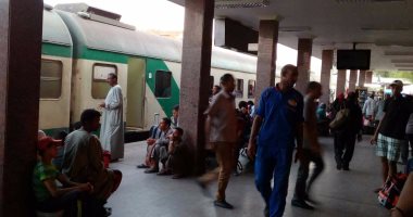 بالصور.. تكدس المسافرين والأجانب بمحطة أسوان بسبب تأخر حركة القطارات