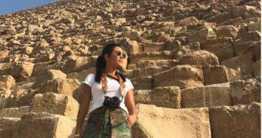 كورتنى كارداشيان تنشر صورا جديدة أمام الأهرامات خلال زيارتها لمصر