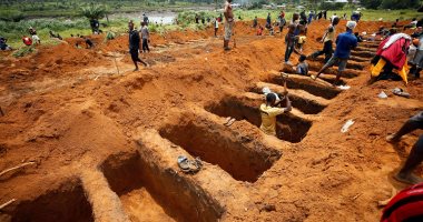 بالصور.. سيراليون تقرر دفن مئات القتلى بمقابر جماعية بعد الفيضانات 