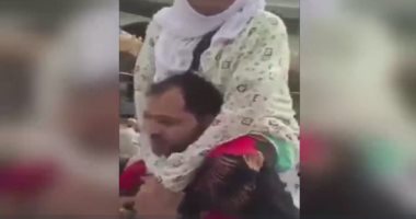 بالفيديو.. شاب مصرى يحمل عجوز على كتفيه ويطوف بها حول الكعبة