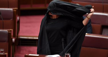 بالصور.. نائبة أسترالية ترتدى النقاب فى البرلمان ضمن حملتها لحظره