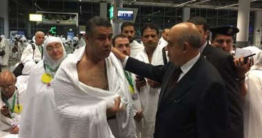 بالصور.. وزير السياحة يودع أول فوج للحج السياحى من مطار القاهرة