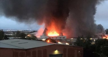 اندلاع حريق ضخم في مطار برشلونة 