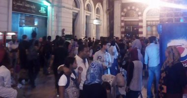 بالصور.. تكدس المواطنين داخل محطة مصر بالإسكندرية بسبب تأخر فى حركة القطارات