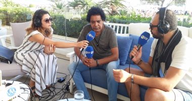 بالصور.. الكينح يجري لقاءات مع الإعلام التونسي ويستمتع بلحظة الغروب على البحر