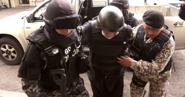 بالصور.. وزير البترول السابق بالإكوادور يسلم نفسه للشرطة بعد فرار 11 شهرا