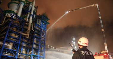 بالصور..رجال الإطفاء ينجحون فى السيطرة على حريق بمصنع للكيماويات بالصين