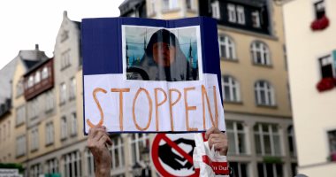 بالصور.. محتجون بألمانيا يتهمون ميركل "بالخيانة" لموافقتها دخول اللاجئين