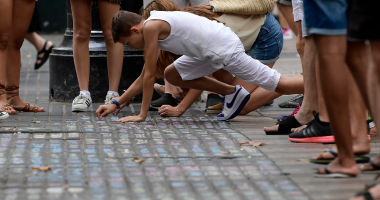 بالصور.. مواطنون يكرمون ضحايا حادثى دهس برشلونة برسائل تعزية