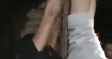 بالفيديو.. أهالى يعاقبون لصًا بـ"الفلكة" لمحاولته خطف طفل فى سوهاج
