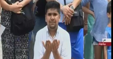 بالفيديو.. مسلم يصلى باكيًا على أرواح ضحايا هجوم برشلونة الإرهابى