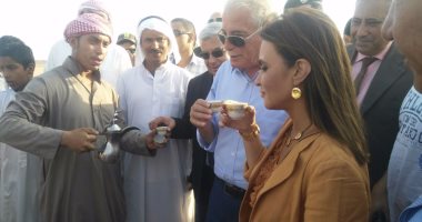 سحر نصر تتفقد مضمار الهجن بشرم الشيخ وتشرب "القهوة العربى" دعما للسياحة