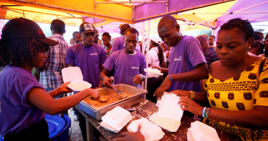 بالصور.. نائب رئيس سيراليون يزور ضحايا الفيضان.. ومنظمات توزع الأغذية