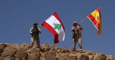 جندى لبنانى يرفع علم إسبانيا تضامنا مع ضحايا هجوم برشلونة