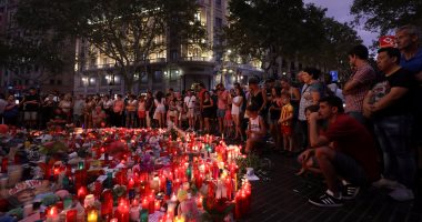 بالصور.. مواطنو برشلونة يقيمون الصلوات ويشعلون الشموع تكريما لضحايا الدهس