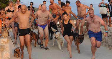 بالصور.. انطلاق سباق السباحة بصحبة الكلاب على إحدى الشواطئ بكرواتيا