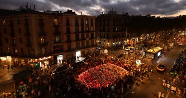 مسيرة حاشدة بالورود فى برشلونة بعد تسعة أيام على الاعتداء