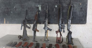 ضبط 5 أسلحة ألية وذخيرة ومخدرات بحوزة عامل وشقيقه جنوب البحر الأحمر 