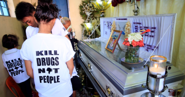 بالصور.. لافتات تطلب وقف القتل خلال جنازة ضحايا مكافحة المخدرات بالفلبين