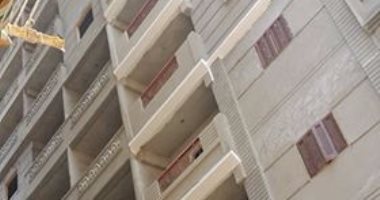 عقار مخالف من 22 طابقا بالإسكندرية.. وقارئ: "الناس نزلت عفشها فى الشارع"