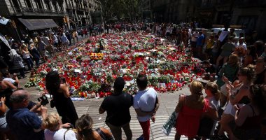 بالصور.. وقفة بالورود لمواطنى برشلونة الإسبانية تكريما لضحايا حادث الدهس