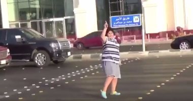 بالفيديو.. الشرطة السعودية تلقى القبض على شاب يرقص مكارينا فى الشارع