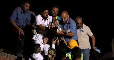 بالفيديو.. لحظة إنقاذ طفل من تحت الأنقاض بعد زلزال إيطاليا
