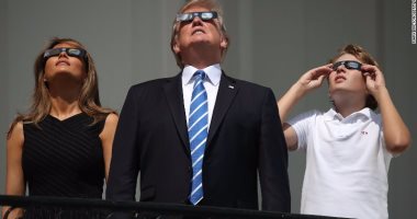 بالصور.. ترامب يخالف الجميع ويشاهد كسوف الشمس بدون نظارة