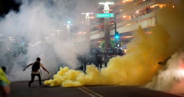 بالصور..الشرطة الأمريكية تطلق رذاذ الفلفل لتفريق محتجين ضد ترامب فى فينيكس